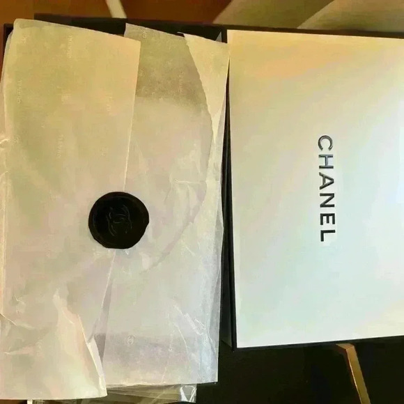 Gorgeous Chanel red leather bi fold wallet. Condition is rare, comes with box - Picture 9 of 12